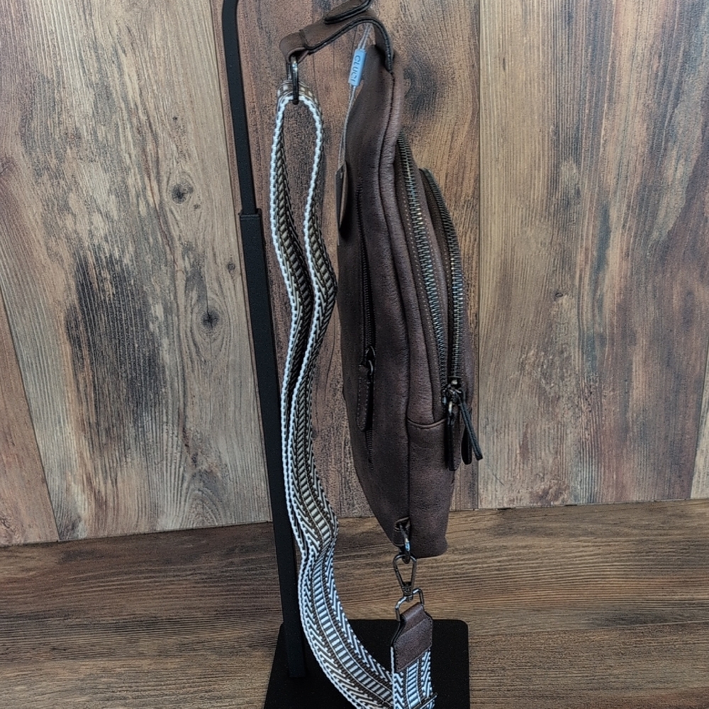Cluci Sling Vegan Leather Fanny Pack Crossbody Chest Bag   NWT              C296 - Picture 3 of 13